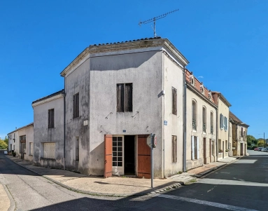 Large townhouse for renovation in heart of thriving village for sale for 109,945&euro; in Lot-et-Garonne, Aquitaine
