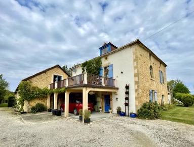 5 Bedroom(s) - 4 Bathroom(s) - 23,280m² land for sale in Dordogne, Aquitaine, France - FrenchPropertyPortal.com Lovely family house with independent apartment and it's own lake! for sale for 495,000€ in Dordogne, Aquitaine