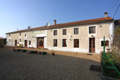 7 Bedroom(s) - 4 Bathroom(s) - 4,282m² land for sale in Charente-Maritime, Poitou-Charentes, France - FrenchPropertyPortal.com Large renovated house with 2 guest cottages for sale for 267,500€ in Charente-Maritime, Poitou-Charentes