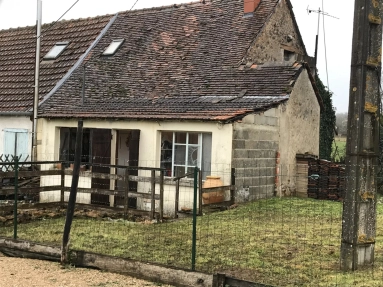 Semi-detached Hamlet house partially renovated for sale for 51,000€ in Indre, Centre