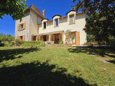 Spacious family home with 4 bedrooms,  large basement and pool for sale for 424,000&euro; in Gironde, Aquitaine