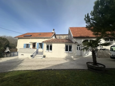 Deceptively Spacious 5 Bed Village House for sale for 243,960&euro; in Charente, Poitou-Charentes
