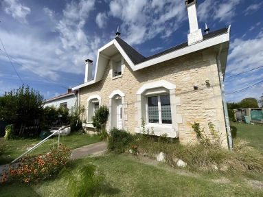 4 Bedroom(s) - 2 Bathroom(s) - 423m² land for sale in Charente-Maritime, Poitou-Charentes, France - FrenchPropertyPortal.com Good sized family home just minutes from the beach for sale for 365,700€ in Charente-Maritime, Poitou-Charentes