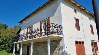 Charming spacious village house for sale for 130,800&euro; in Charente, Poitou-Charentes