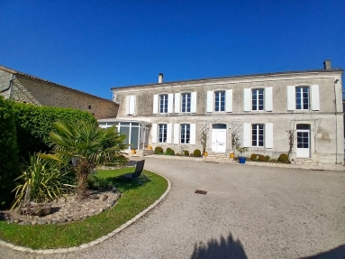 Beautiful charantaise home with annexe and outbuildings for sale for 318,000&euro; in Charente, Poitou-Charentes