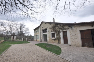Property with 320 m² of living space, 7 bedrooms, 2.6 ha of land for sale for 530,000&euro; in Charente, Poitou-Charentes