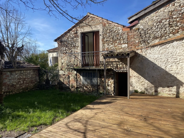 4 Bedroom(s) - 2 Bathroom(s) - 266m² land for sale in Lot-et-Garonne, Aquitaine, France - FrenchPropertyPortal.com Charming stone house in the heart of historic Penne-d’Agenais with stunning basilica views for sale for 225,000€ in Lot-et-Garonne, Aquitaine