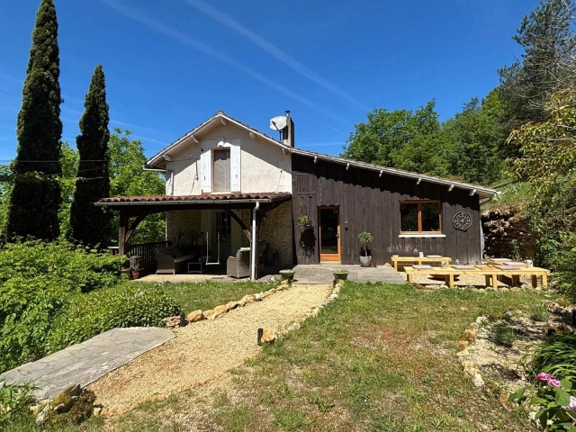 House with pool in a private and calm environment, yet close to amenities for sale for 335,000&euro; in Dordogne, Aquitaine