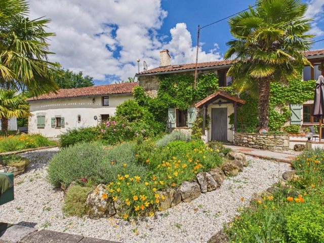Beautifully renovated Charentaise Farmhouse complete with Gite for sale for 278,200&euro; in Charente, Poitou-Charentes