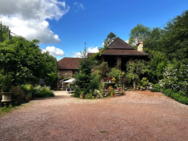 Charming, renovated stone property with pool surrounded by nature, set in 4.5 hectares of land with stream for sale for 424,000&euro; in Lot, Midi-Pyrénées