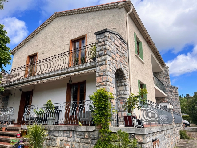 LIMOUX- Substantial Detached Family Home with Gardens, Garage & Walkable Town Location for sale for 249,000&euro; in Aude, Languedoc-Roussillon