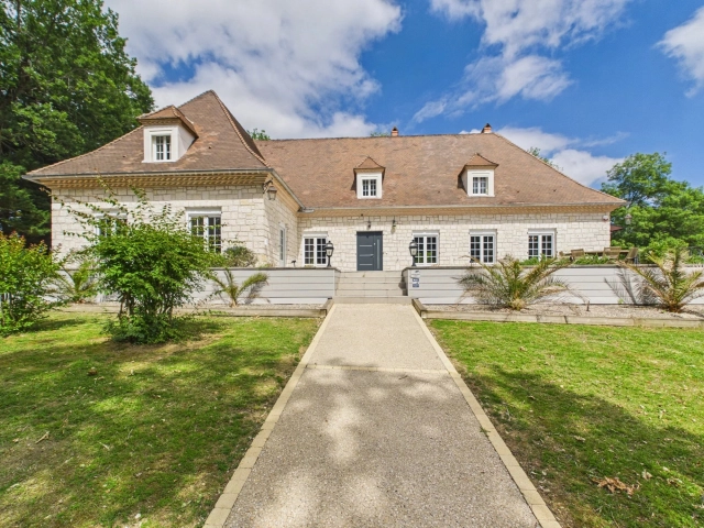 Stunning property with swimming pool and open views for sale for 599,000&euro; in Lot-et-Garonne, Aquitaine