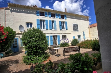 Pepieux: Large town house with pool, and a separate apartment, in centre of village with amenities for sale for 530,000&euro; in Aude, Languedoc-Roussillon
