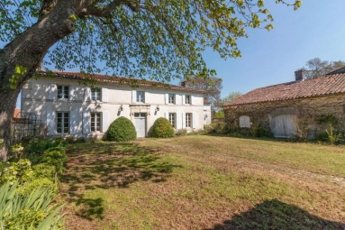 Beautiful country house dating back to the 18th century for sale for 498,200&euro; in Charente, Poitou-Charentes