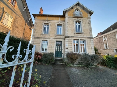 Large townhouse in the centre of Bellac for sale for 194,400€ in Haute-Vienne, Limousin