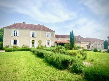 Stunning 6-bed Maison de Maître with pool just 30 minutes from the Atlantic coast for sale for 599,000€ in Vendée, Pays-de-la-Loire