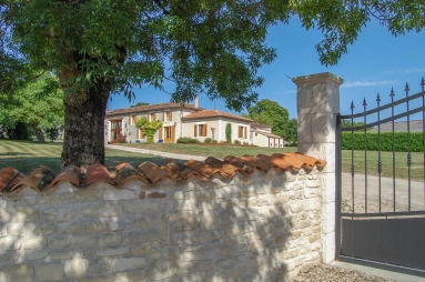 Lovely stone house with pool in the heart the village for sale for 498,200&euro; in Charente-Maritime, Poitou-Charentes