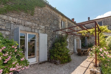 Charming stone house with pool on the edge of the village for sale for 318,000&euro; in Charente, Poitou-Charentes