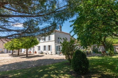 Handsome Charentaise house in a sought-after location for sale for 495,000&euro; in Charente, Poitou-Charentes