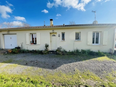 Bungalow with 2 bedrooms on 5061 m² of land for sale for 190,460&euro; in Charente, Poitou-Charentes