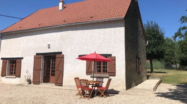 Pretty 3 bedroom house, gardens and garage for sale for 139,100€ in Indre, Centre