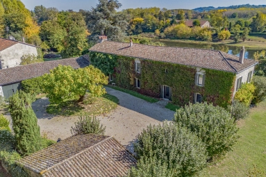 5 Bedroom(s) - 4 Bathroom(s) - 8,000m² land for sale in Gironde, Aquitaine, France - FrenchPropertyPortal.com Beautifully restored family home near a bastide town for sale for 898,000€ in Gironde, Aquitaine