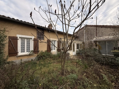 2 Bedroom(s) - 1 Bathroom(s) - 942m² land for sale in Charente, Poitou-Charentes, France - FrenchPropertyPortal.com Renovation project with 2 bedrooms, outbuildings, and a garage for sale for 49,500€ in Charente, Poitou-Charentes