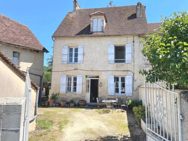 2 Bedroom(s) - 1 Bathroom(s) - 240m² land for sale in Dordogne, Aquitaine, France - FrenchPropertyPortal.com Stone cottage with courtyard and barn for sale for 119,900€ in Dordogne, Aquitaine