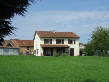 Spacious 5 bedroom Village House with Large Garden for sale for 140,000&euro; in Charente, Poitou-Charentes