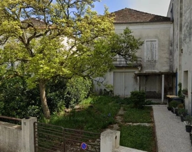 Classic fronted, period property in the centre of a popular Bastide town for sale for 172,800&euro; in Dordogne, Aquitaine