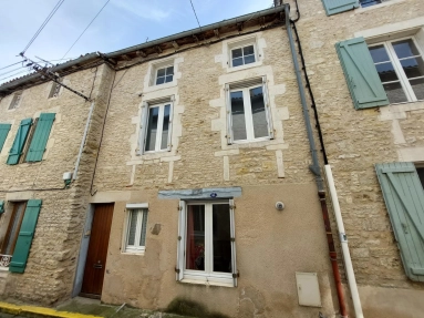 Walking distance to shops - 4-bed townhouse to refresh with small courtyard for sale for 71,500€ in Charente, Poitou-Charentes