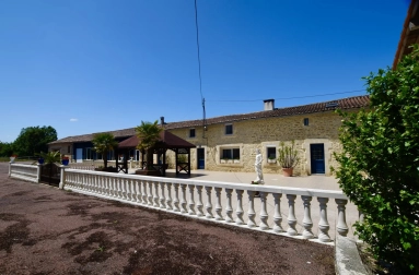 Magificient Longère with indoor pool,  2 cottages and 7 ha of grounds for sale for 627,520&euro; in Charente, Poitou-Charentes