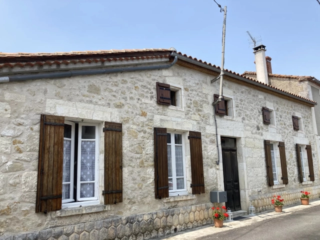 Stone village house in good condition for sale for 118,750&euro; in Charente, Poitou-Charentes