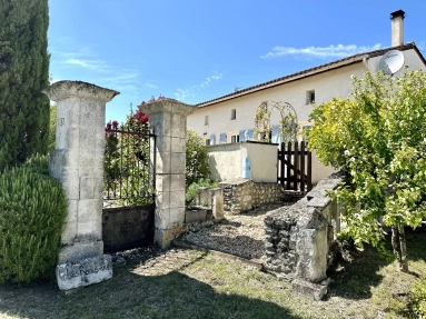 Pretty traditional stone house in a quiet hamlet for sale for 310,300&euro; in Charente, Poitou-Charentes