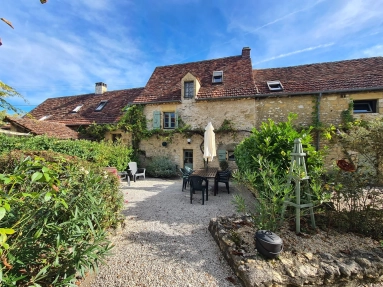 Large 6 bedroom character property and 5 guesthouses for sale for 899,000&euro; in Lot, Midi-Pyrénées