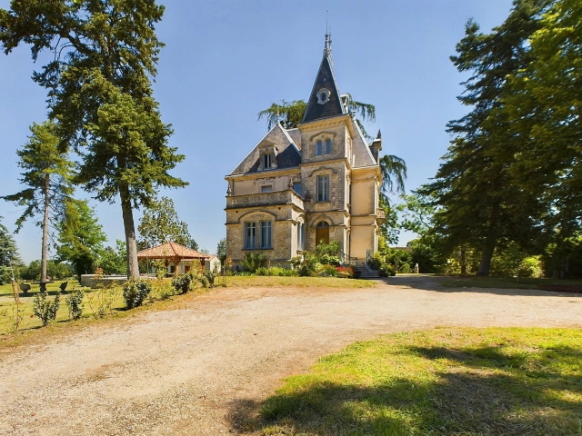 5 Bedroom(s) - 2 Bathroom(s) - 52,197m² land for sale in Lot-et-Garonne, Aquitaine, France - FrenchPropertyPortal.com Stunning Art Nouveau property with guest cottage close to Agen for sale for 823,935€ in Lot-et-Garonne, Aquitaine