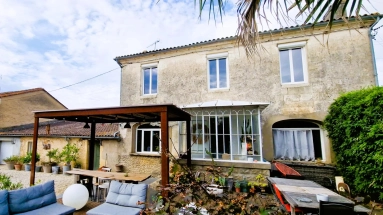 Old Vineyard House and Winery for sale for 447,000&euro; in Gironde, Aquitaine
