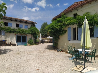 Character cottage, ensemble of buildings with potential for sale for 195,000&euro; in Dordogne, Aquitaine