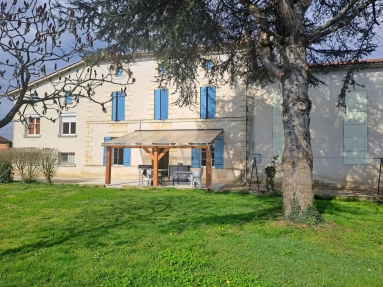 5 Bedroom(s) - 2 Bathroom(s) - 2,226m² land for sale in Lot-et-Garonne, Aquitaine, France - FrenchPropertyPortal.com Pretty property with guest house and outbuildings for sale for 199,800€ in Lot-et-Garonne, Aquitaine