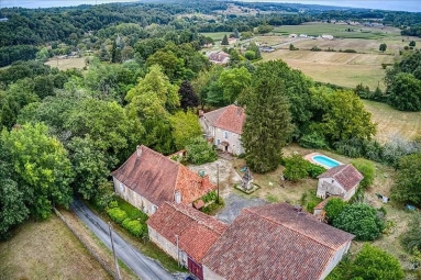 6 Bedroom(s) - 6 Bathroom(s) - 27,875m² land for sale in Dordogne, Aquitaine, France - FrenchPropertyPortal.com Historic estate with two houses, nearly 3Ha of land, barn, pool for sale for 470,640€ in Dordogne, Aquitaine