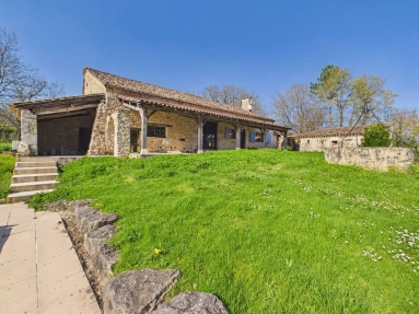 4 Bedroom(s) - 2 Bathroom(s) - 3,120m² land for sale in Lot-et-Garonne, Aquitaine, France - FrenchPropertyPortal.com Charming stone property with pool and barn close to Villeréal for sale for 365,700€ in Lot-et-Garonne, Aquitaine