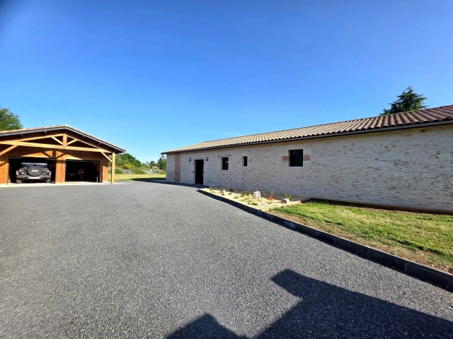 CLOSE TO EYMET -  4 bed bungalow with garage for sale for 381,600&euro; in Dordogne, Aquitaine