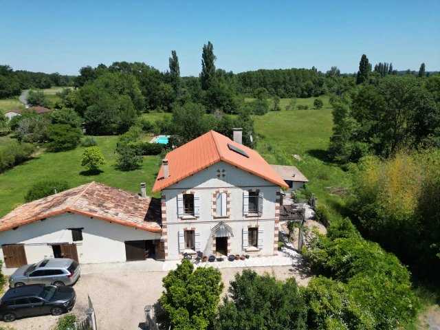 Spacious Detached House with Pool And River Frontage for sale for 249,999&euro; in Charente-Maritime, Poitou-Charentes