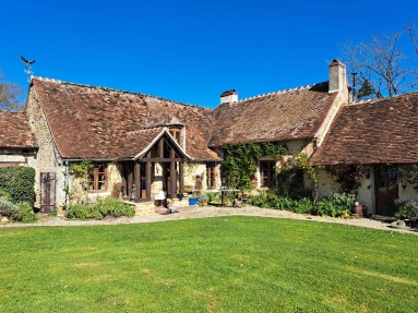 Contemporary, traditional, privacy, amenities! for sale for 399,500&euro; in Indre, Centre