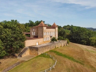 8 Bedroom(s) - 3 Bathroom(s) - 186,000m² land for sale in Lot-et-Garonne, Aquitaine, France - FrenchPropertyPortal.com Beautiful small chateau and its estate overlooking the Lot valley for sale for 1,158,000€ in Lot-et-Garonne, Aquitaine