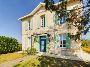 Country house set among vineyards just 45 minutes from Bordeaux for sale for 495,000&euro; in Gironde, Aquitaine