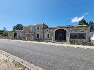 Spacious renovated farmhouse for sale for 489,500&euro; in Gironde, Aquitaine