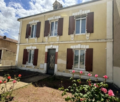 19th century village house close to all amenities for sale for 251,450&euro; in Charente, Poitou-Charentes