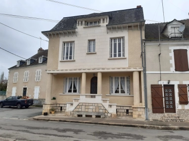 Spacious mid-century village house with garden and garages for sale for 159,500€ in Indre, Centre