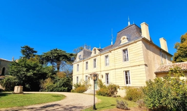 Well-presented 19th century chateau of manageable proportions for sale for 1,260,000&euro; in Gironde, Aquitaine